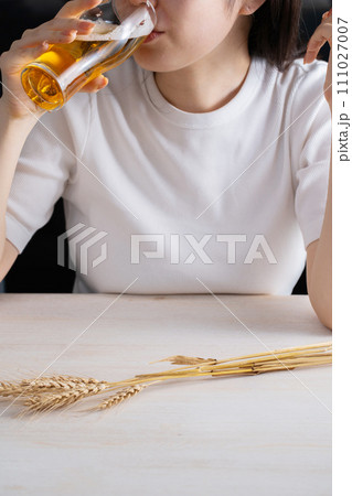 ビールを飲む女性 ビールを飲む女性 111027007