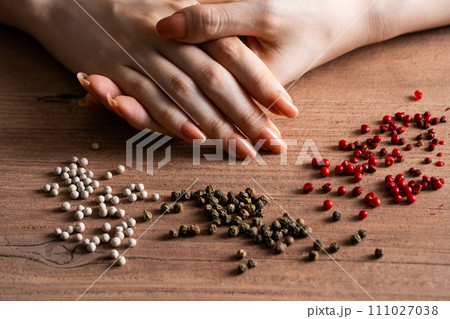 胡椒と手元のテーブルイメージ 111027038
