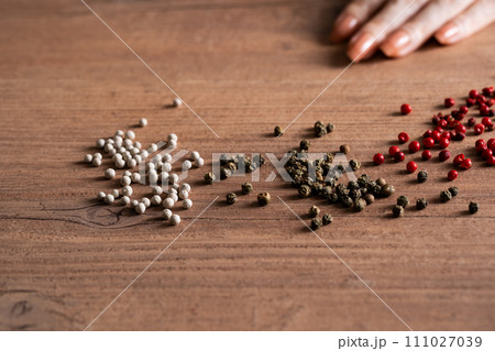 胡椒と手元のテーブルイメージ 111027039