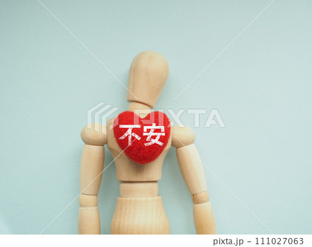 マネキンの胸の赤いハートに不安の文字 マネキンの胸の赤いハートに不安の文字 111027063