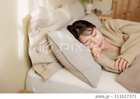 寝室のベッドで眠る女性 寝室のベッドで眠る女性 111027371