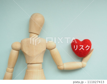 マネキンが持っている赤いハートにリスクの文字 111027413