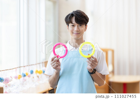 男性保育士のポートレート 111027455