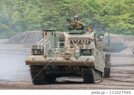 90式戦車を牽引する90式戦車回収車 111027489