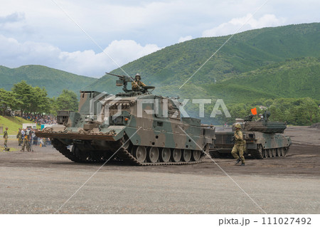 90式戦車を牽引する90式戦車回収車 111027492