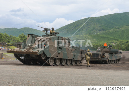 90式戦車を牽引する90式戦車回収車 90式戦車を牽引する90式戦車回収車 111027493