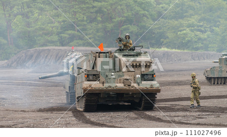 90式戦車を牽引する90式戦車回収車 111027496