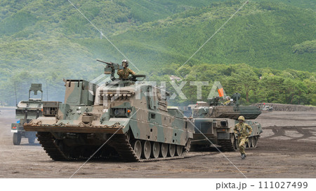 90式戦車を牽引する90式戦車回収車 90式戦車を牽引する90式戦車回収車 111027499