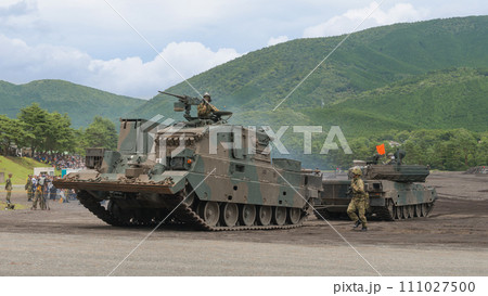 90式戦車を牽引する90式戦車回収車 111027500