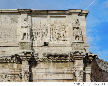 ローマの遺跡の彫像 111027511