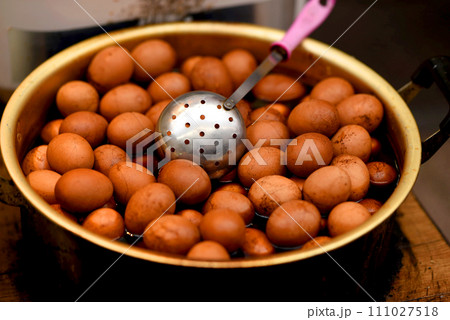 大量の茶葉蛋（茶卵） 111027518