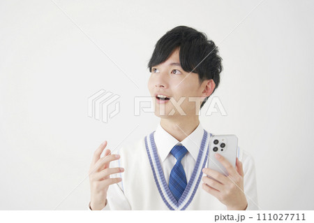 スマートフォンを持ってひらめく男子高校生 白背景 スマートフォンを持ってひらめく男子高校生 白背景 111027711