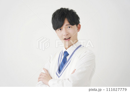 怒る男子高校生　白背景 111027779