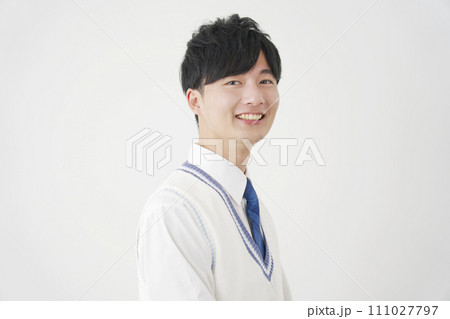 笑顔の男子高校生のポートレート　白背景　カメラ目線 111027797