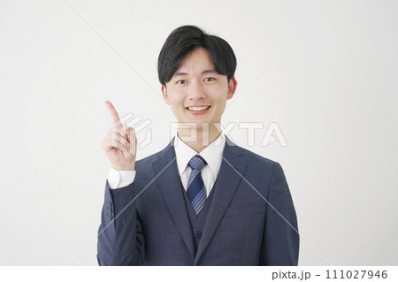 左側を指差す若いビジネスマン 白背景 左側を指差す若いビジネスマン 白背景 111027946