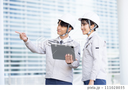 ビジネス 作業服を着ている男女のポートレート ビジネス 作業服を着ている男女のポートレート 111028035