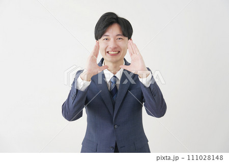 呼びかける若いビジネスマン　白背景 111028148