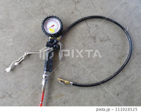 タイヤの空気圧を図るエアゲージ タイヤの空気圧を図るエアゲージ 111028525