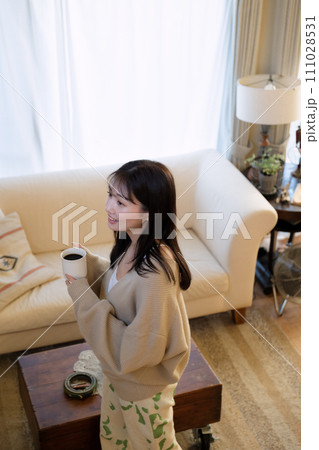 部屋のなかを歩く女性 部屋のなかを歩く女性 111028531