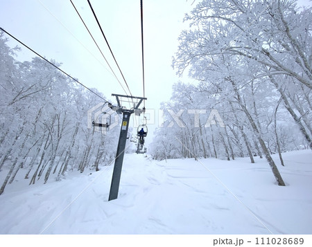 【スキー・スノーボード】雪に覆われたゲレンデの様子・リフトからの景色(富良野スキー場) 【スキー・スノーボード】雪に覆われたゲレンデの様子・リフトからの景色(富良野スキー場) 111028689