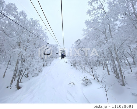 【スキー・スノーボード】雪に覆われたゲレンデの様子・リフトからの景色(富良野スキー場) 【スキー・スノーボード】雪に覆われたゲレンデの様子・リフトからの景色(富良野スキー場) 111028691
