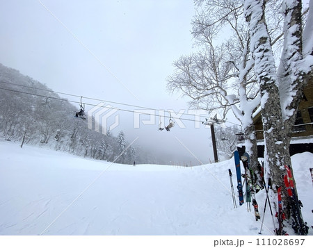 【スキー・スノーボード】雪に覆われたゲレンデの様子・コースとリフトの風景(富良野スキー場) 【スキー・スノーボード】雪に覆われたゲレンデの様子・コースとリフトの風景(富良野スキー場) 111028697