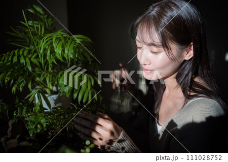 植物に水やりをする女性 111028752