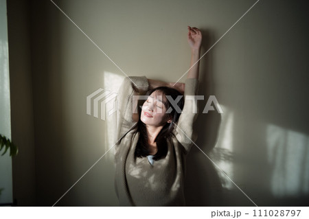 日光を浴びる女性 日光を浴びる女性 111028797