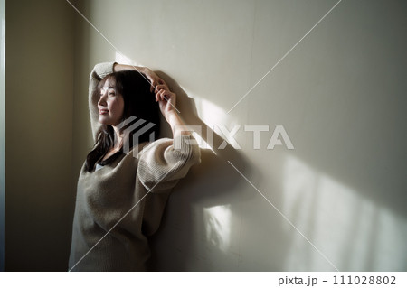 日光を浴びる女性 日光を浴びる女性 111028802