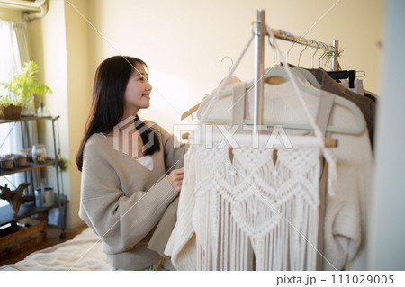 服を選ぶ女性 服を選ぶ女性 111029005