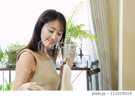 服を選ぶ女性 服を選ぶ女性 111029018