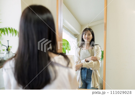 服を選ぶ女性 111029028