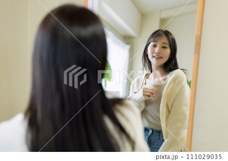服を選ぶ女性 服を選ぶ女性 111029035