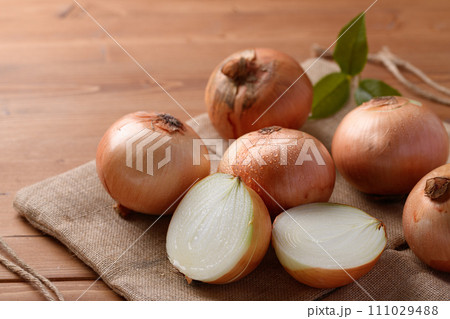 玉ねぎ (木目背景) 玉ねぎ (木目背景) 111029488