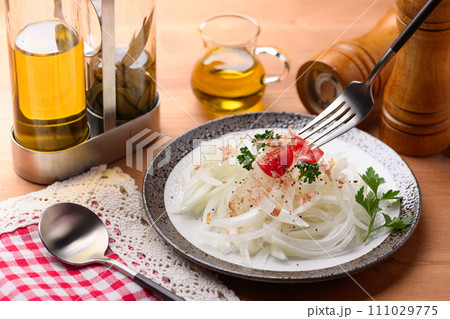 オニオンサラダ 111029775