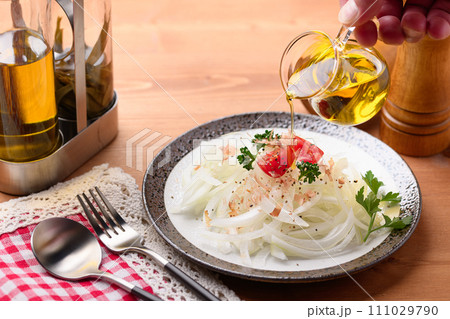 オニオンサラダ 111029790