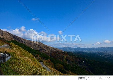 秋晴れの阿蘇登山道路からの絶景 秋晴れの阿蘇登山道路からの絶景 111029822