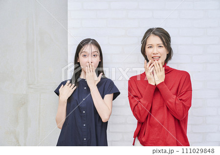 驚いた表情の女性達 111029848