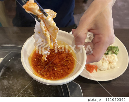 しゃぶしゃぶを食べる女性 しゃぶしゃぶを食べる女性 111030342