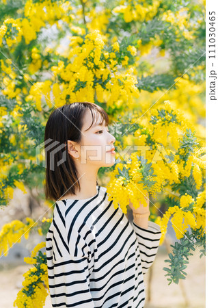 ミモザと若い女性 111030465