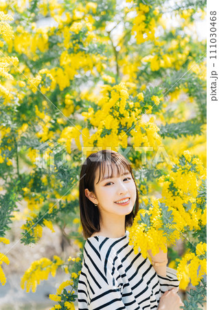 ミモザと若い女性 111030468
