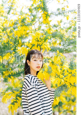 ミモザと若い女性 111030469