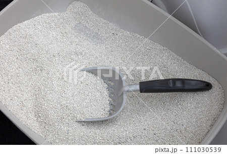 Cat litter box with a scoop Cat litter box with a scoop 111030539