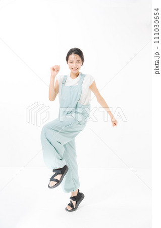 サロペットを着て走る女性 111030654