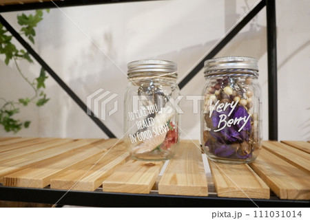 シェルフに並べた瓶 111031014