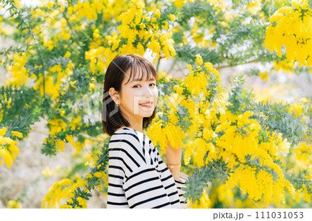 ミモザと若い女性 ミモザと若い女性 111031053