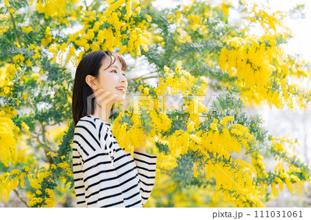 ミモザと若い女性 111031061