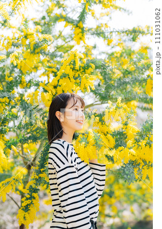 ミモザと若い女性 111031062