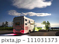 国道最高点の渋峠で星空を背景にするキャンピングカー 111031373