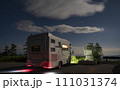 国道最高点の渋峠で星空を背景にするキャンピングカー 111031374